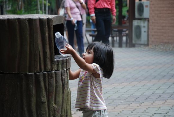 Mengajarkan Anak Buang Sampah sejak Dini