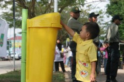 buang-sampah Biasakan buang sampah pada tempatnya